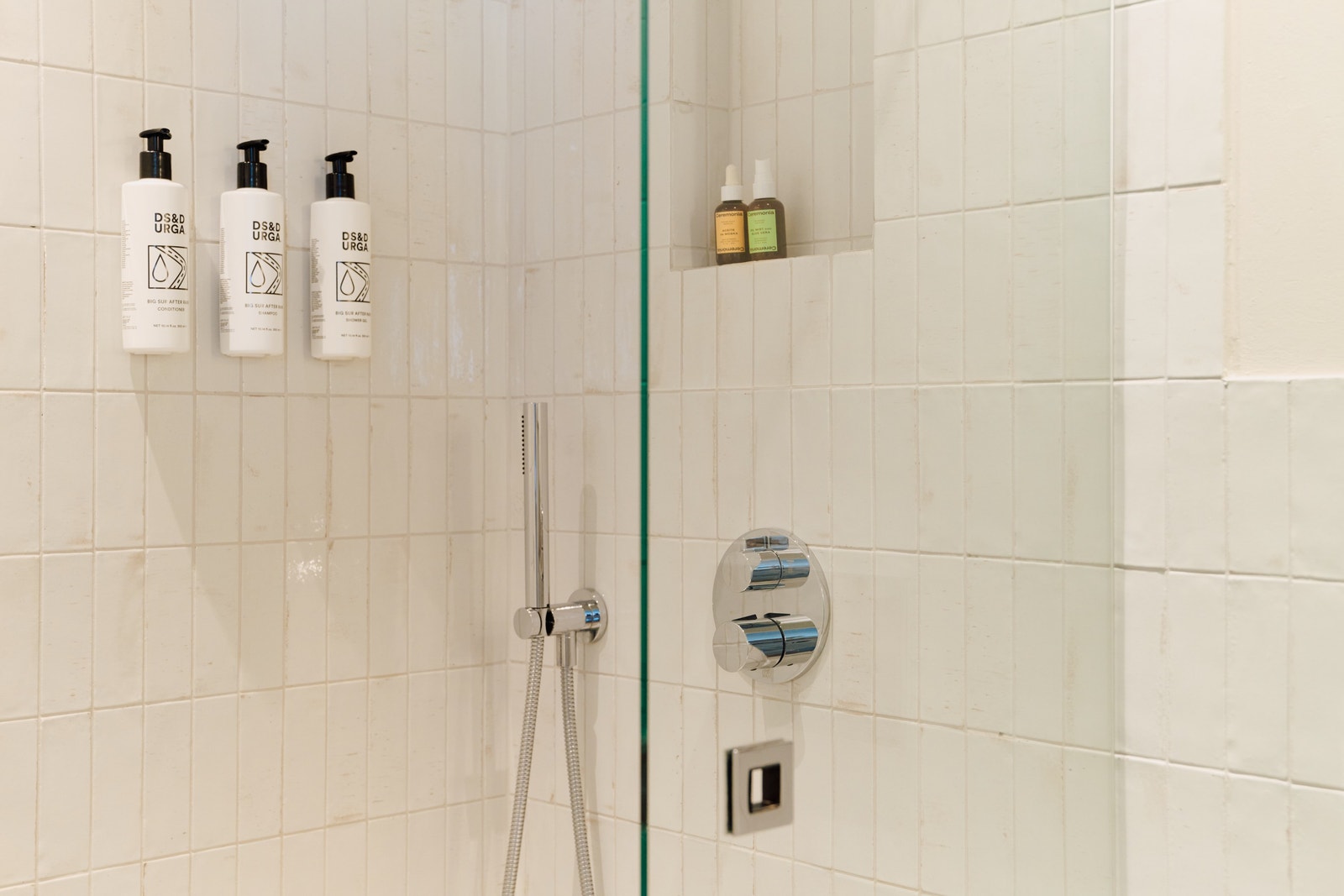 Moderne, lyst bad med baderomsprodukter fra DS & Durga. Rene håndklær hver 7. dag. Galleribilde