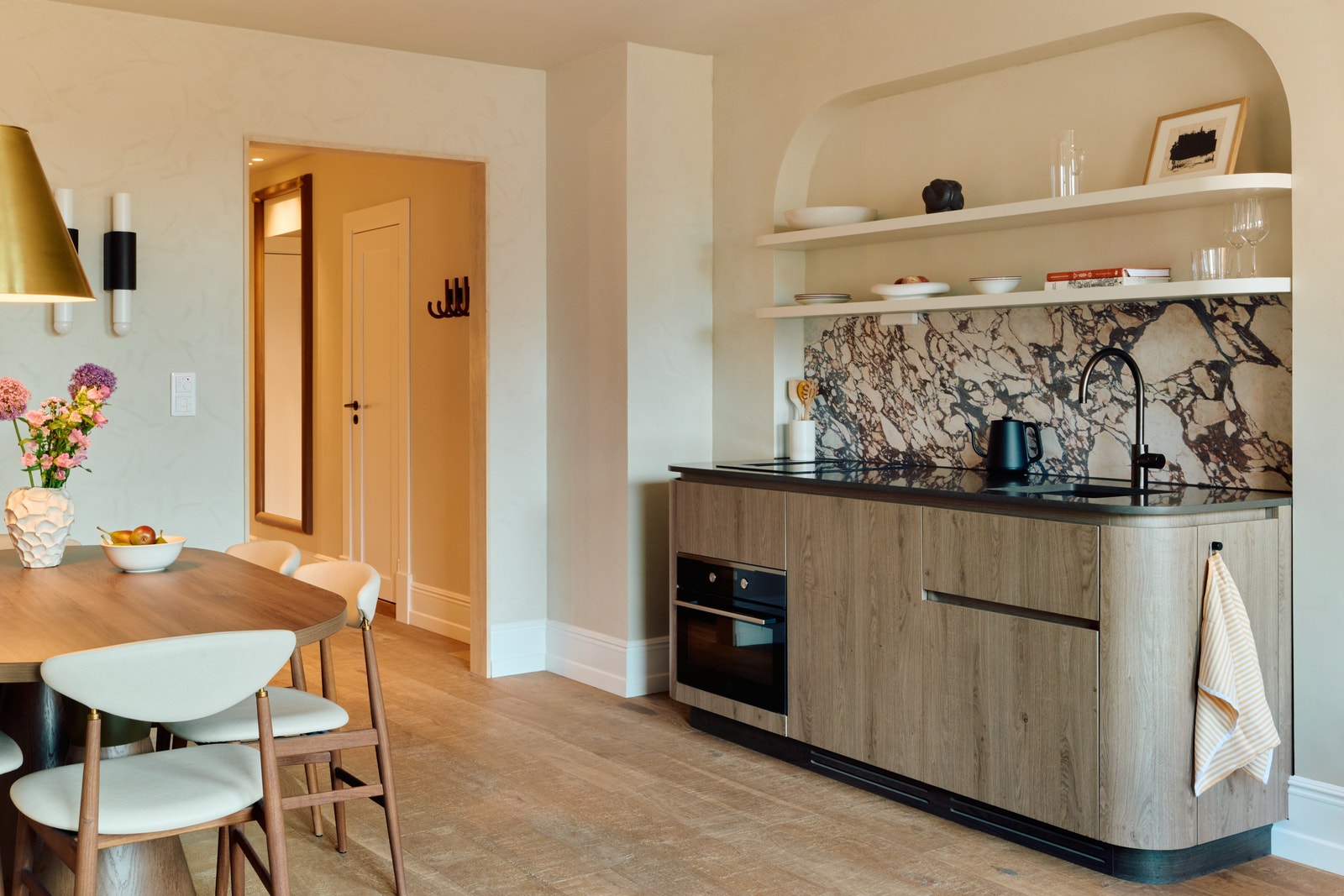 Åpent kjøkken, spisestoler og -bord, sofa og sittegruppe Galleribilde