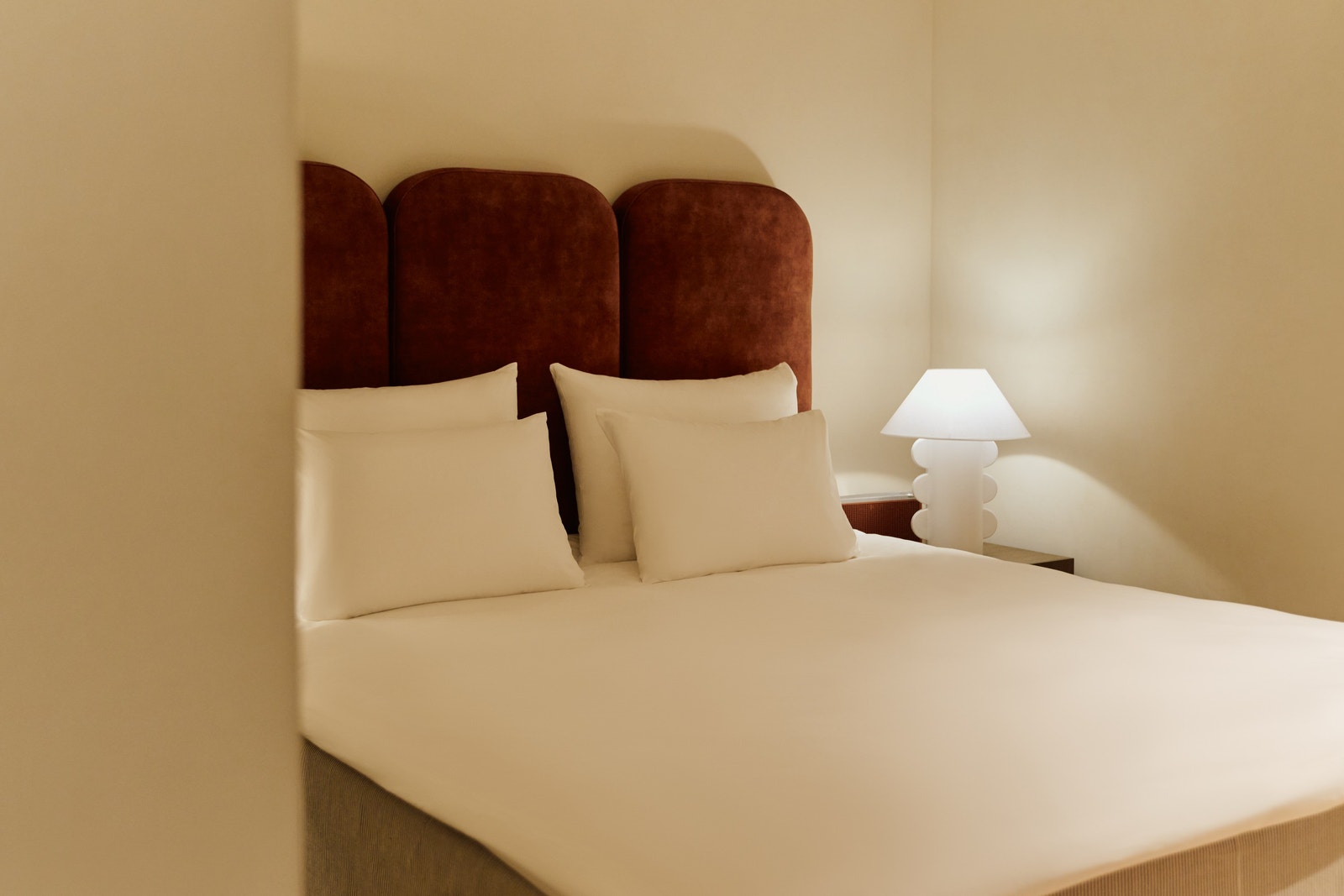 King-size seng fra Jensen og sengetøy i 100% egyptisk bomull, som skiftes hver 7. dag. Galleribilde