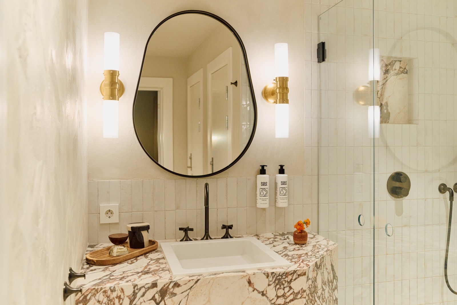 Moderne og lyst bad med to vasker og baderomsprodukter fra DS & Durga. Nye håndklær hver 7. dag Galleribilde