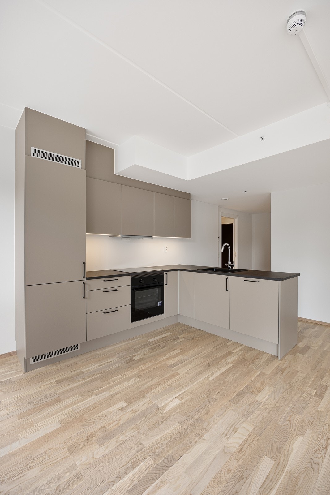 Kjøkkeninnredningen har god plass for å utfolde kokkekunstene. Galleribilde