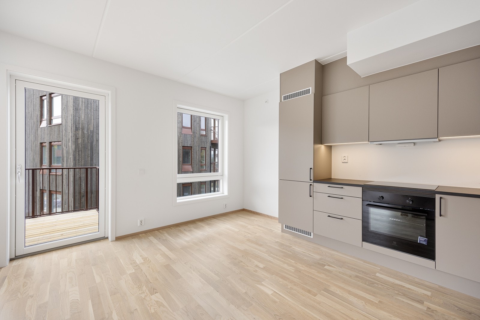 Kjøkkenet er holdt i moderne stil og er fra HTH. Galleribilde