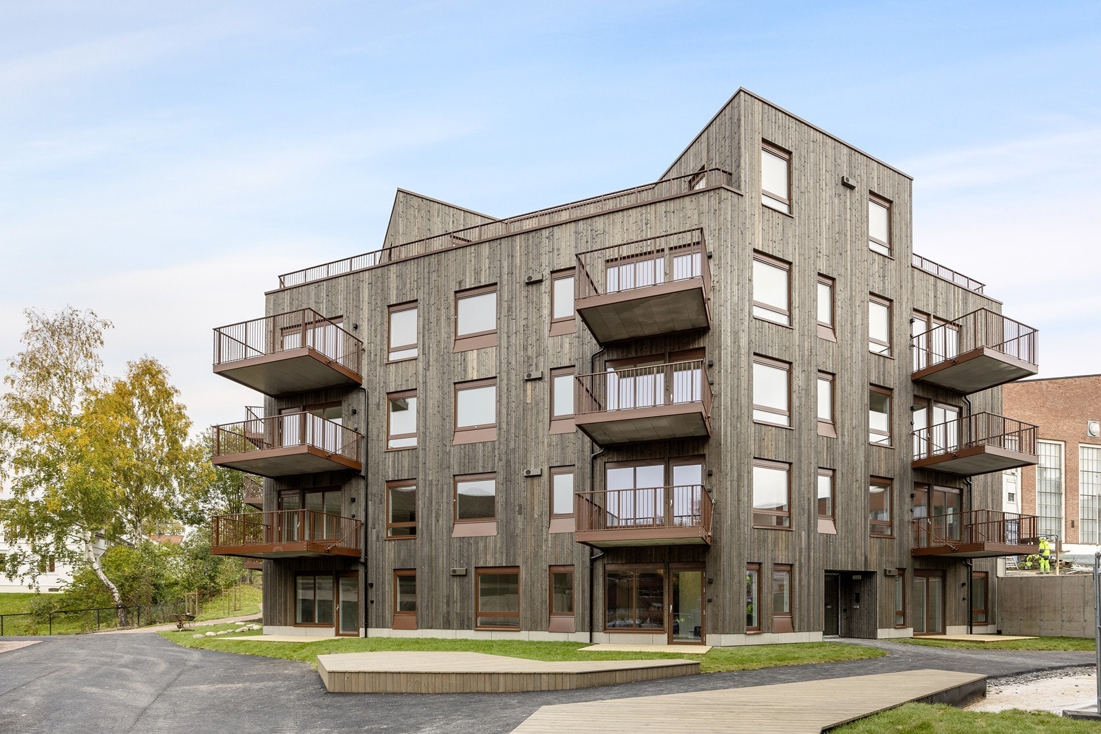 Uteområdet rundt leilighetsbygget er trivelig og pent opparbeidet. Galleribilde