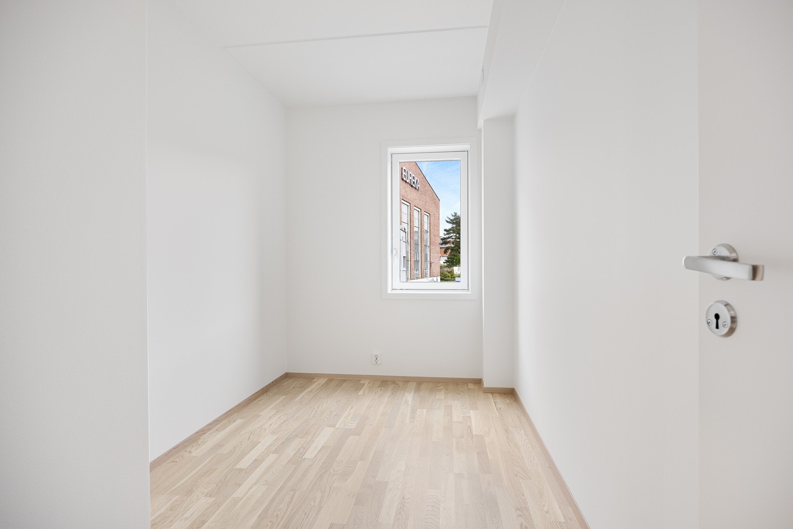 Soverom II er av fin størrelse med plass til seng, garderobe og annet møblement. Galleribilde