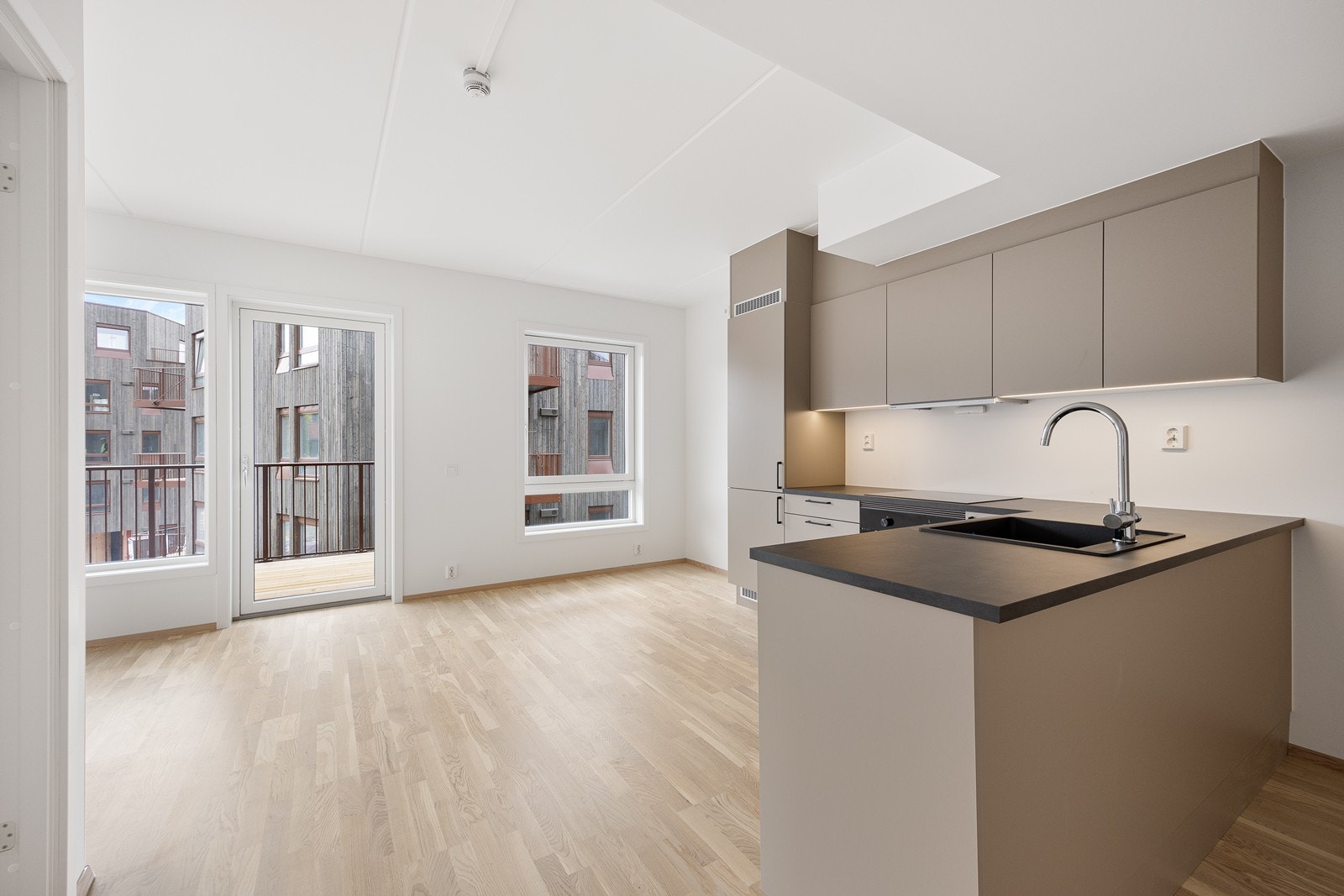 Det er åpen løsning mellom kjøkken og stue. Dette gir en god og sosial sone. Galleribilde