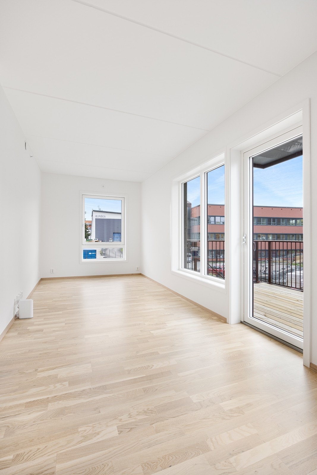 Kjøkken og stue har en naturlig inndeling av soner. Til venstre for verandadøren er det lett å se for seg en sofagruppe med plass til familien som ser på gullrekka. Galleribilde