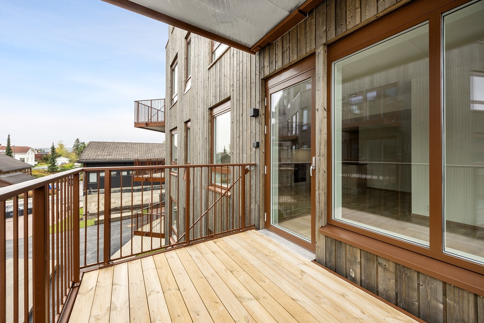 Leiligheten har en innbydende balkong hvor varmere dager kan nytes til det fulle. Galleribilde