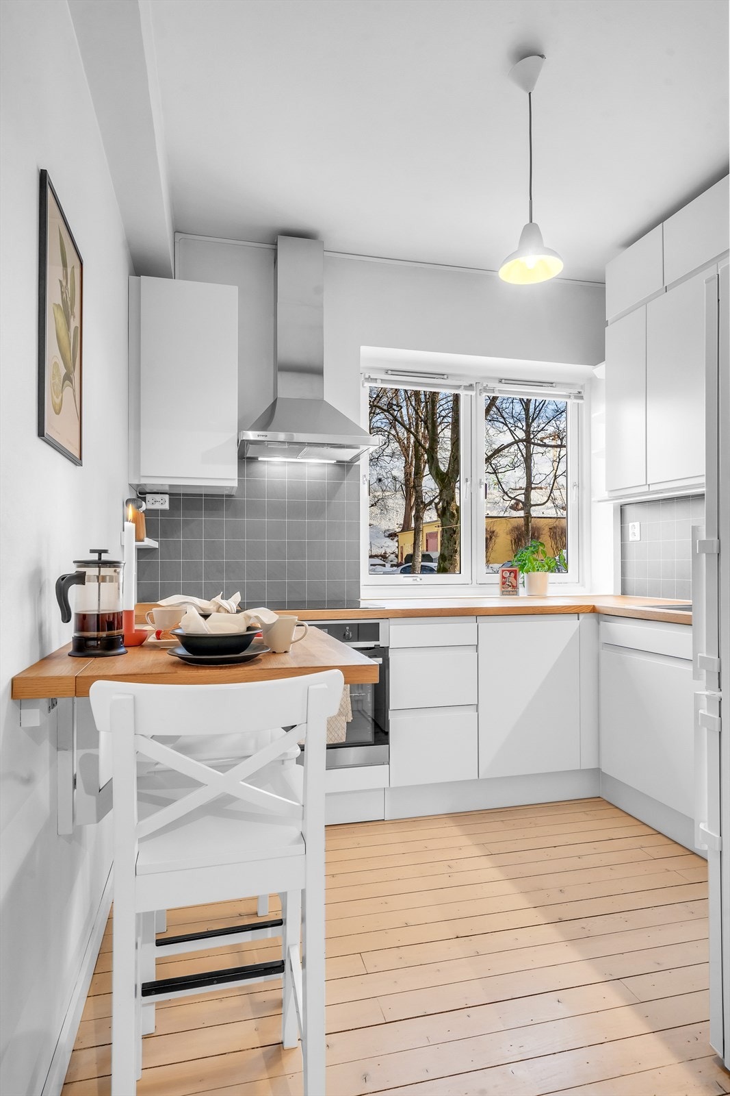 Kjøkkenet oppleves som lyst og innbydende på grunn av den store vindusflaten rommet byr på. Galleribilde