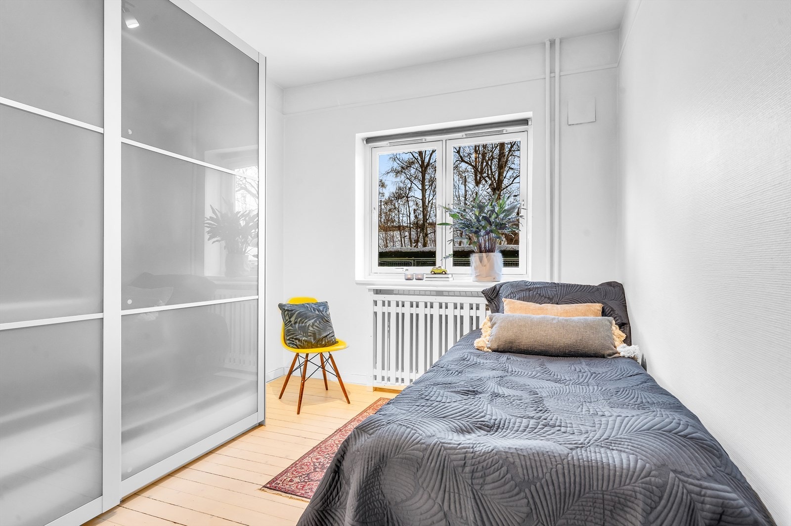 Delikat soverom med god plass til seng, tilhørende nattbord og annet ønskelig møblement. Galleribilde