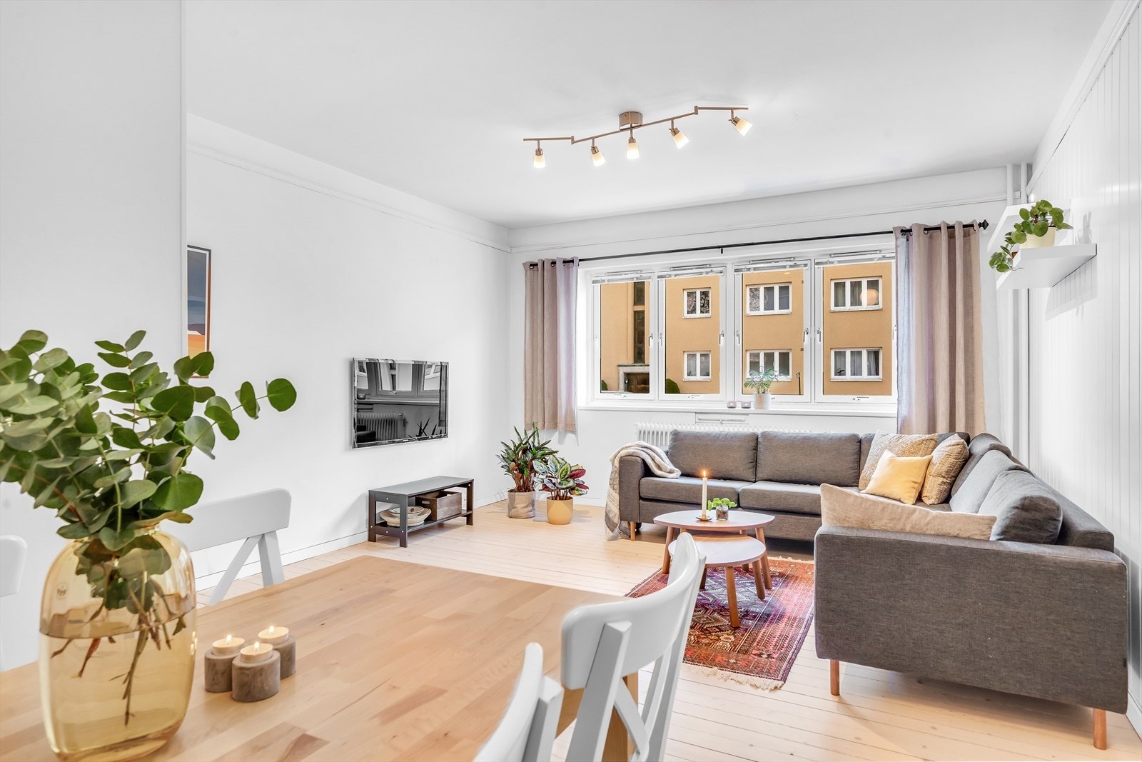 Stuen har store vindusflater som slipper inn rikelig mengder med naturlig lys. Galleribilde