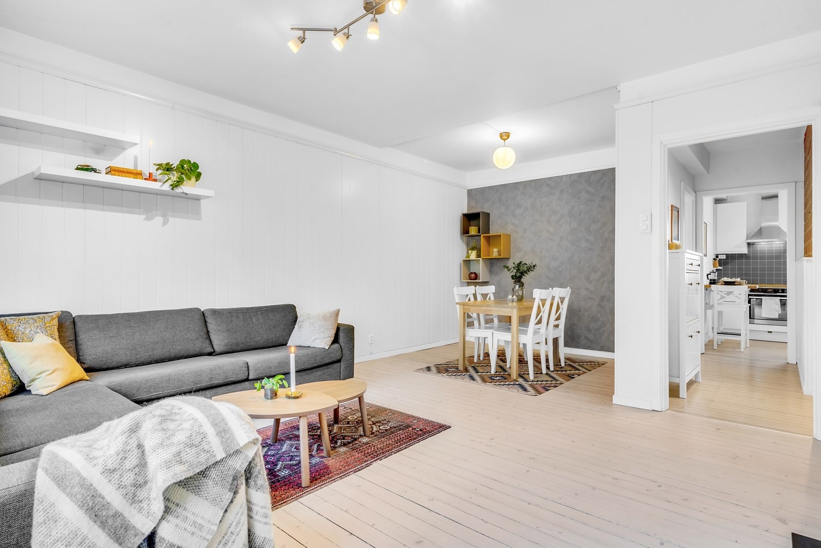 Stuen er av god størrelse, med plass til hjørnesofa, tilhørende bord, spisegruppe og annet ønskelig møblement. Galleribilde