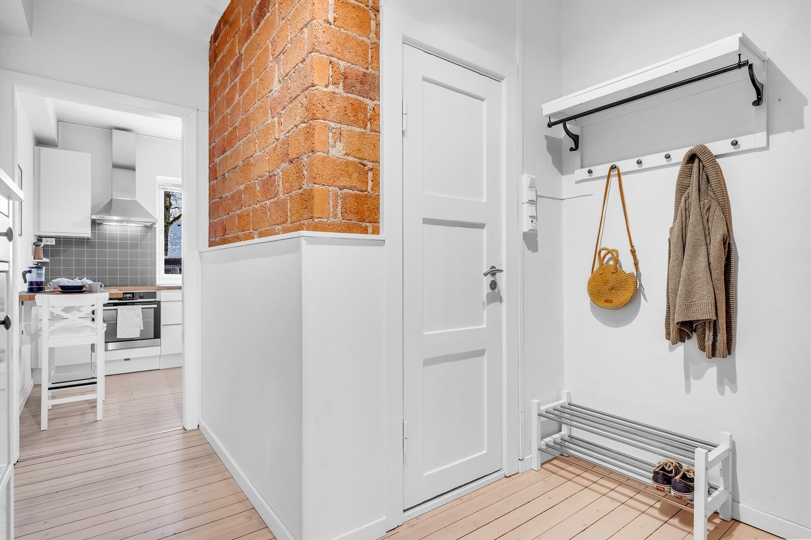 Velkommen inn! Lys og innbydende entré med gode muligheter til å sette fra seg sko og henge opp ytterjakker. Galleribilde