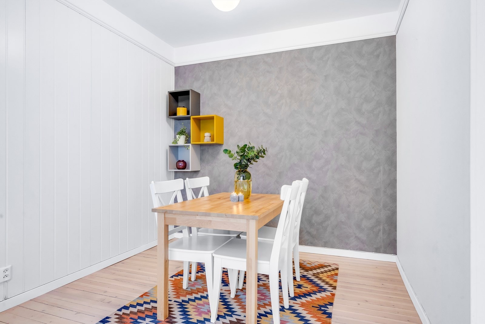 Her er det god plass til et sort spisebord hvor man kan samle venner eller familie til hyggelige sammenkomster. Galleribilde