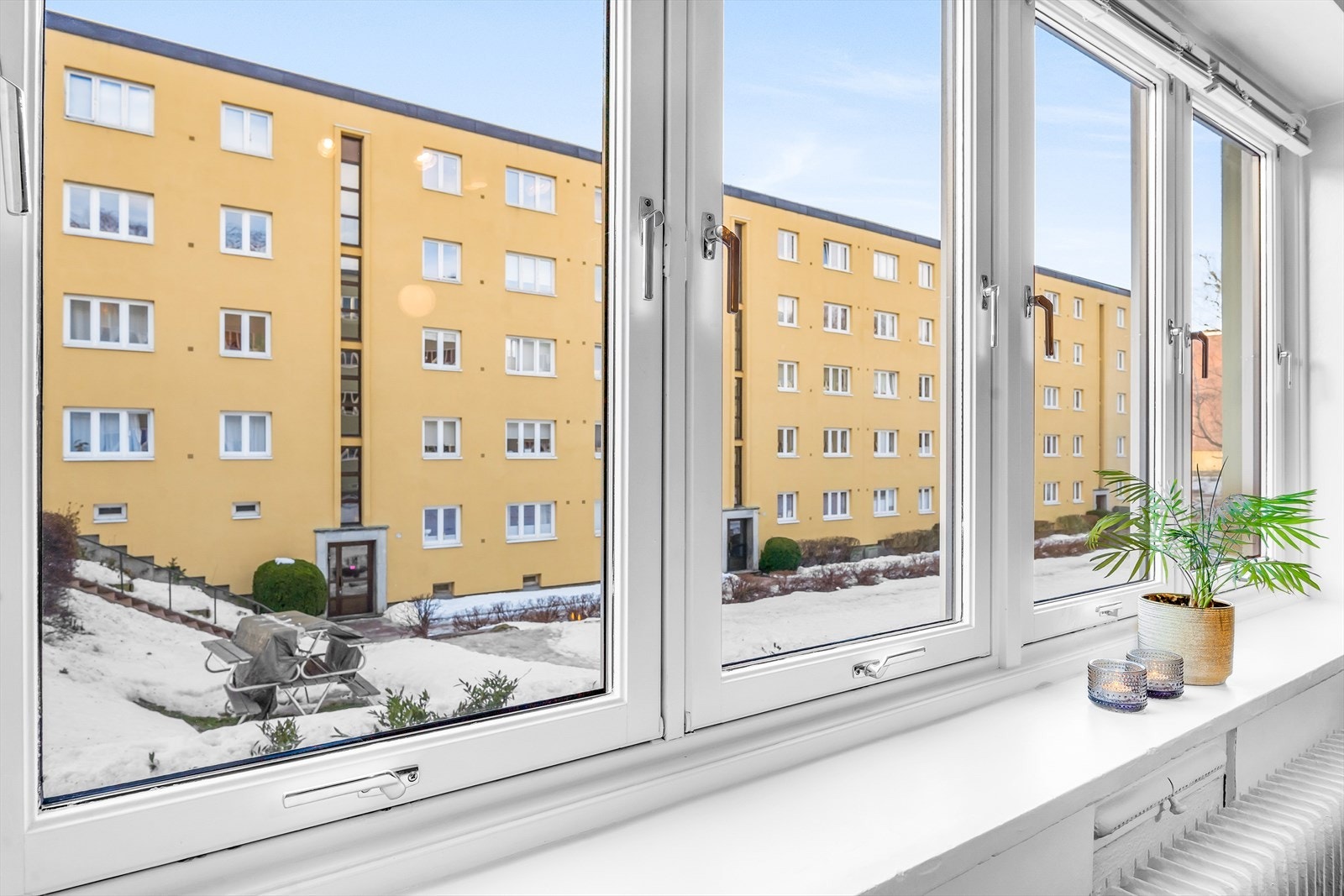 Fra vinduet har man et trivelig utsyn over et hyggelig og rolig nabolag. Galleribilde