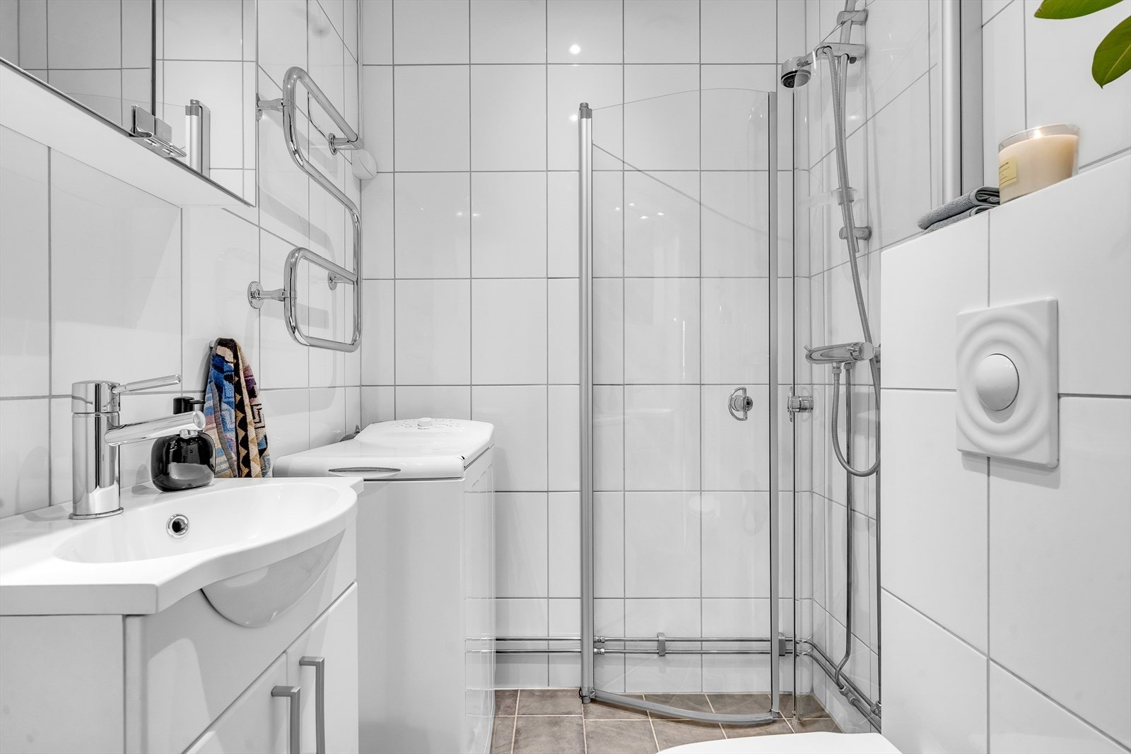 Pent flislagt bad fra 2007 med elektriske varmekabler i gulvet. Galleribilde