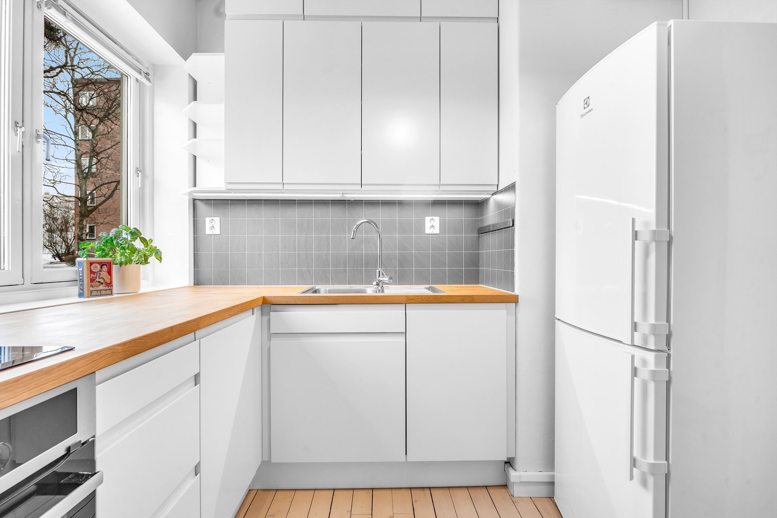 Kjøkkenet har rikelig med skap- og benkplass. Galleribilde