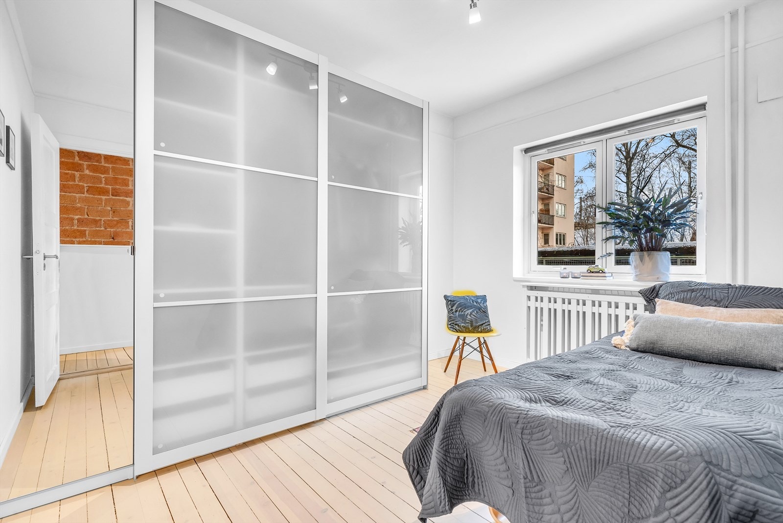 Her er det montert et praktisk garderobeskap som bidrar til gode oppbevaringsmuligheter. Galleribilde