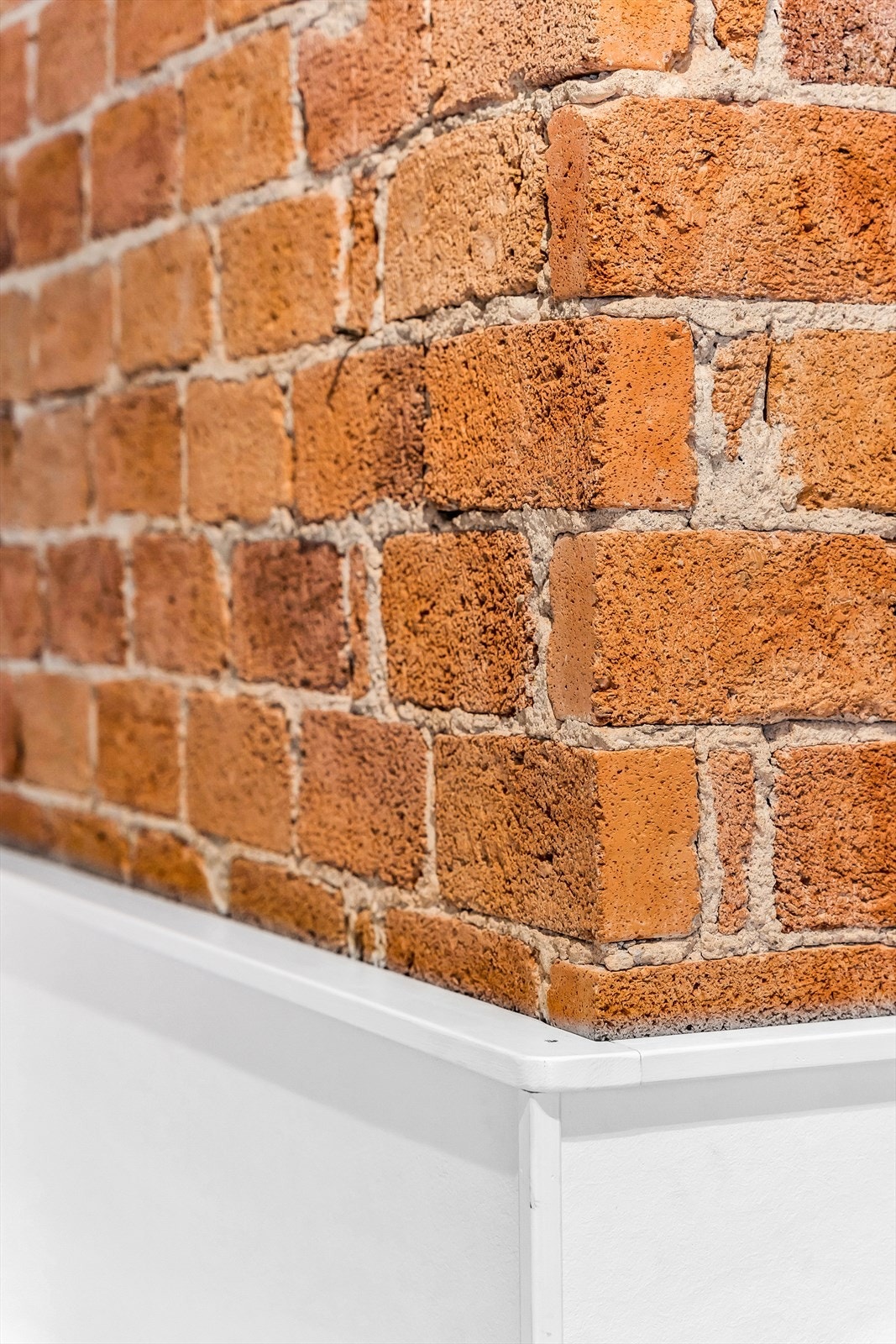 I gangen har man trendy og rustikke teglstein. Galleribilde