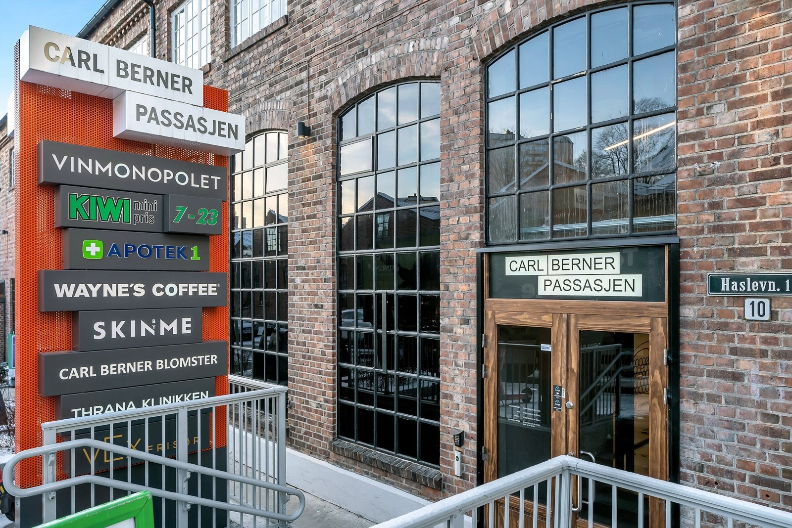 I tillegg er det kort vei til Carl Berner Passajen hvor du finner både dagligvarehandel, apotek, kafé, frisør og Vinmonopol. Galleribilde