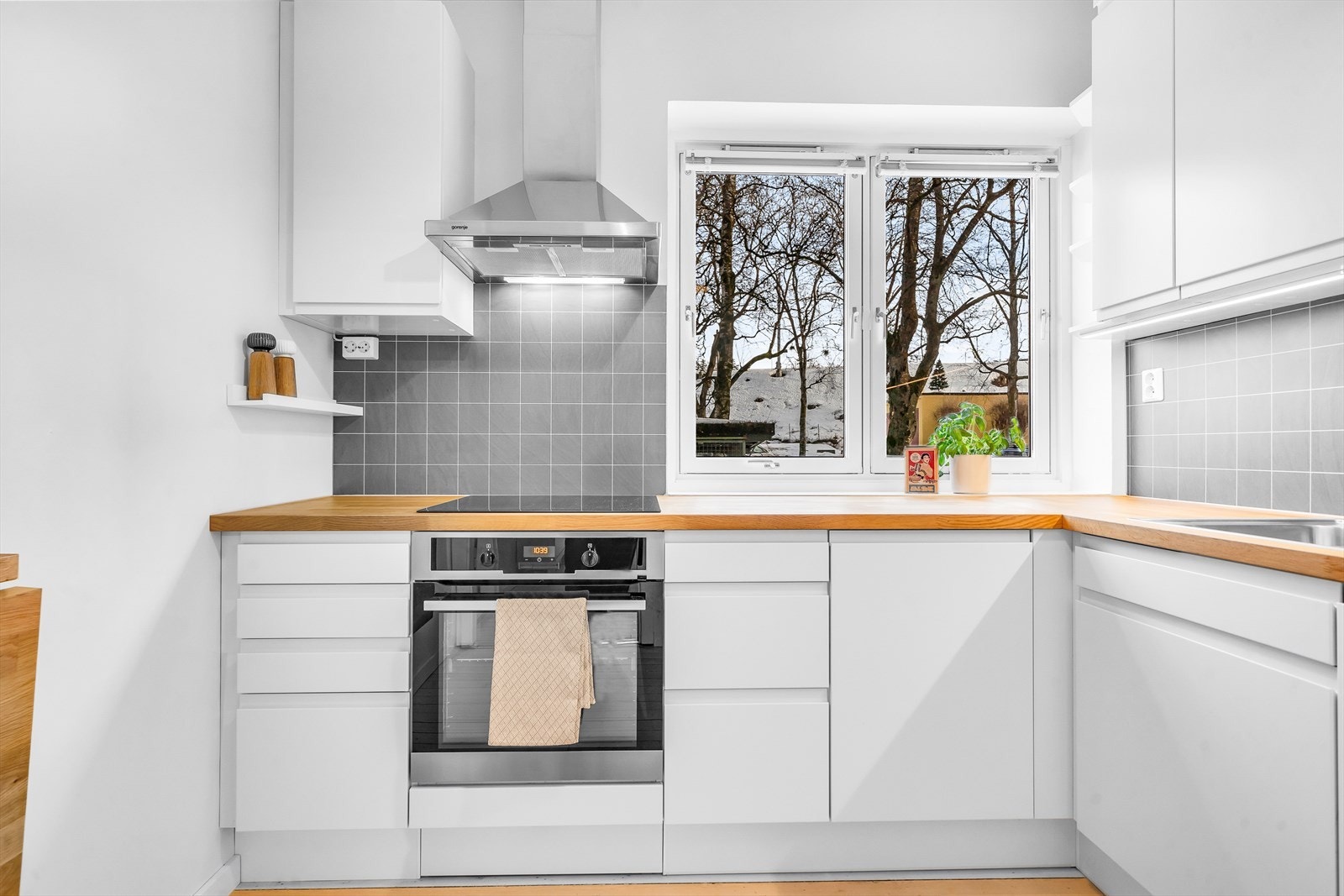 Kjøkkenet er utstyrt med platetopp, kum med ettgreps blandebatteri, ventilator, oppvaskmaskin, samt frittstående kjøl-/fryseskap. Galleribilde