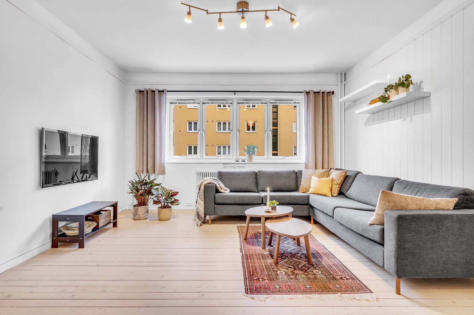 En lys og meget romslig 2-romsleilighet med flott beliggenhet på Sinsen med nærhet til alt du trenger i det daglige og meget gode transportmuligheter. Galleribilde