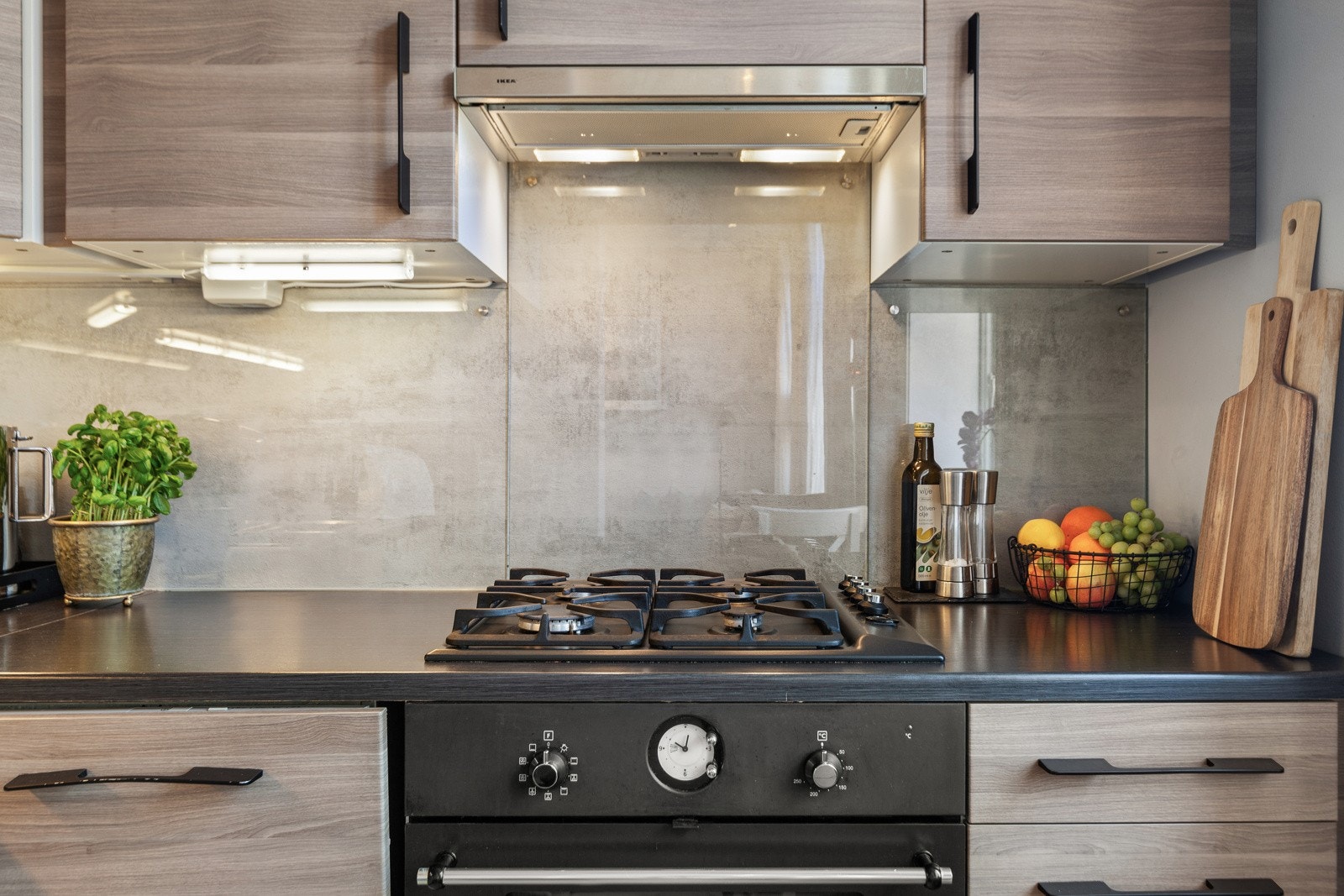 Kjøkkenet er godt utstyrt med integrerte hvitevarer og kjøleskap fra 2024, samt en gassplatetopp for den matglade Galleribilde