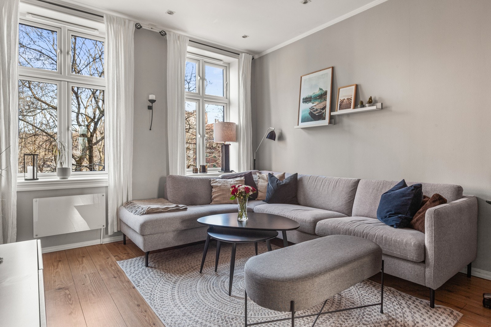 Det er flere soner i rommet, med god plass til sofagruppe og spisestue - sosialt og arealeffektivt Galleribilde