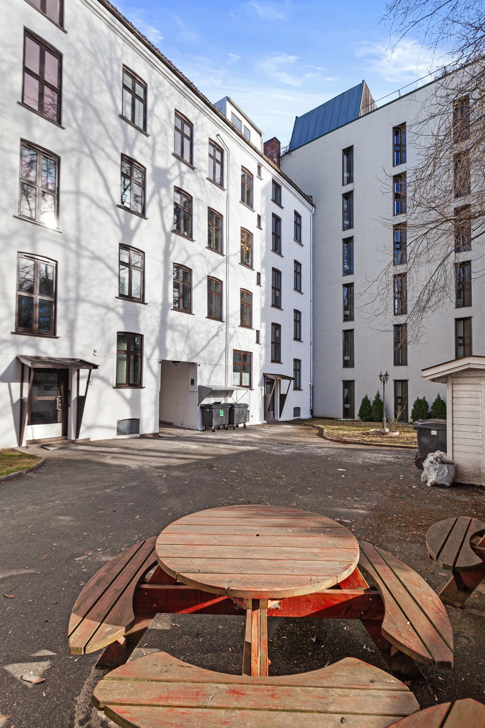 Leiligheten har en ideell beliggenhet for deg som ønsker å bo sentralt på Grünerløkka, men samtidig i rolige og tilbaketrukne omgivelser Galleribilde