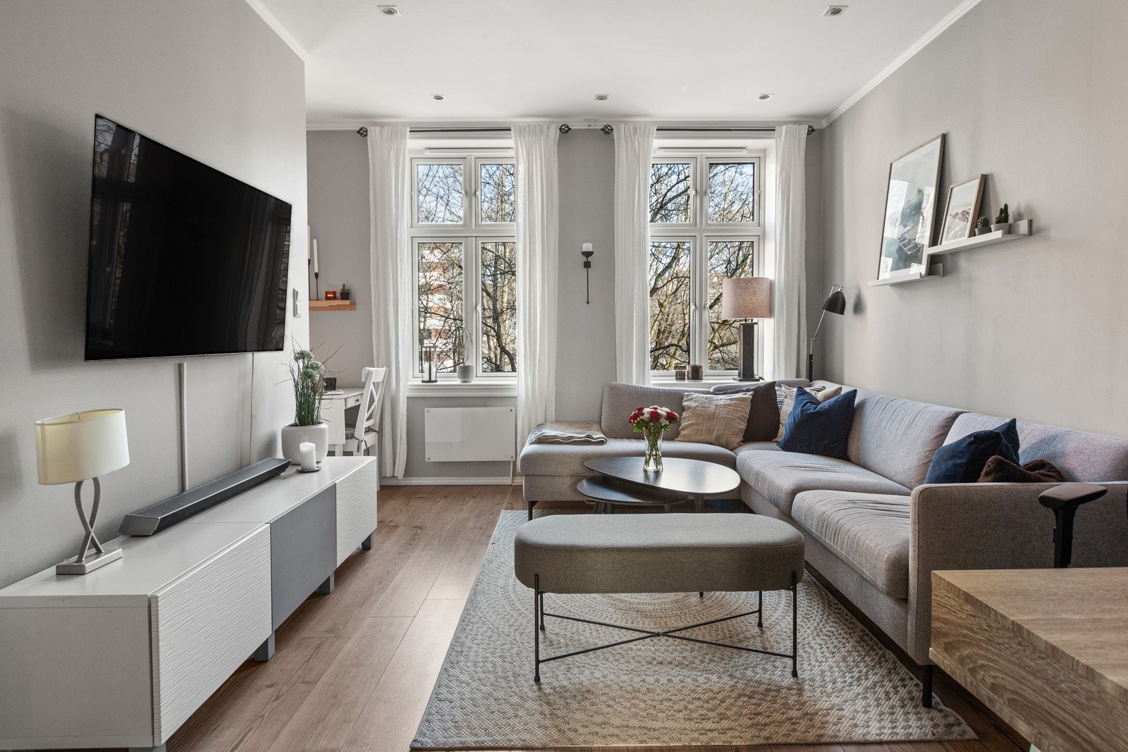 Stuen har store vindusflater som slipper inn rikelig med naturlig sollys Galleribilde