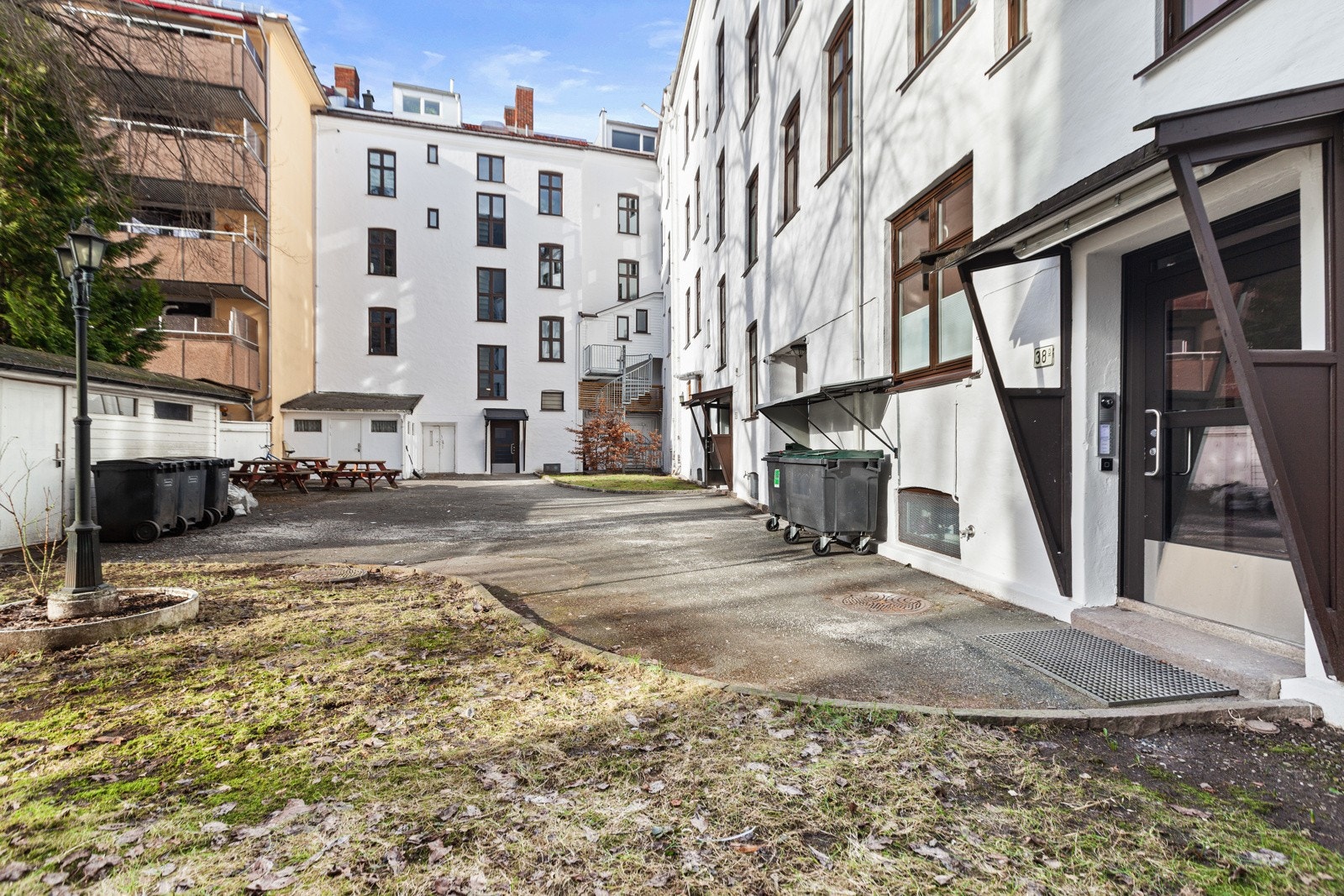 Hyggelig bakgård Galleribilde