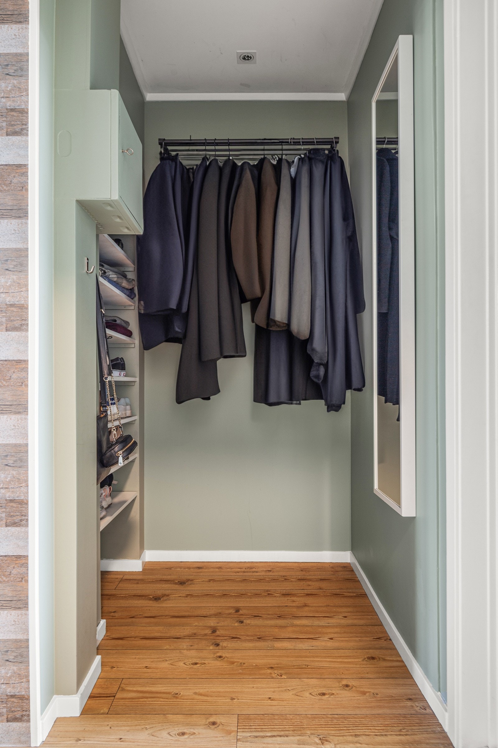 Flott og stor garderobe med god plass til å henge fra seg klær og sko Galleribilde