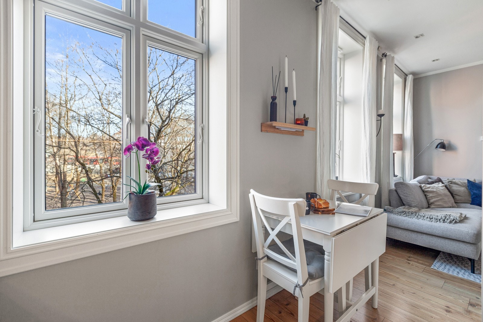 Hyggelig spiseplass mellom stuen og kjøkkenet Galleribilde