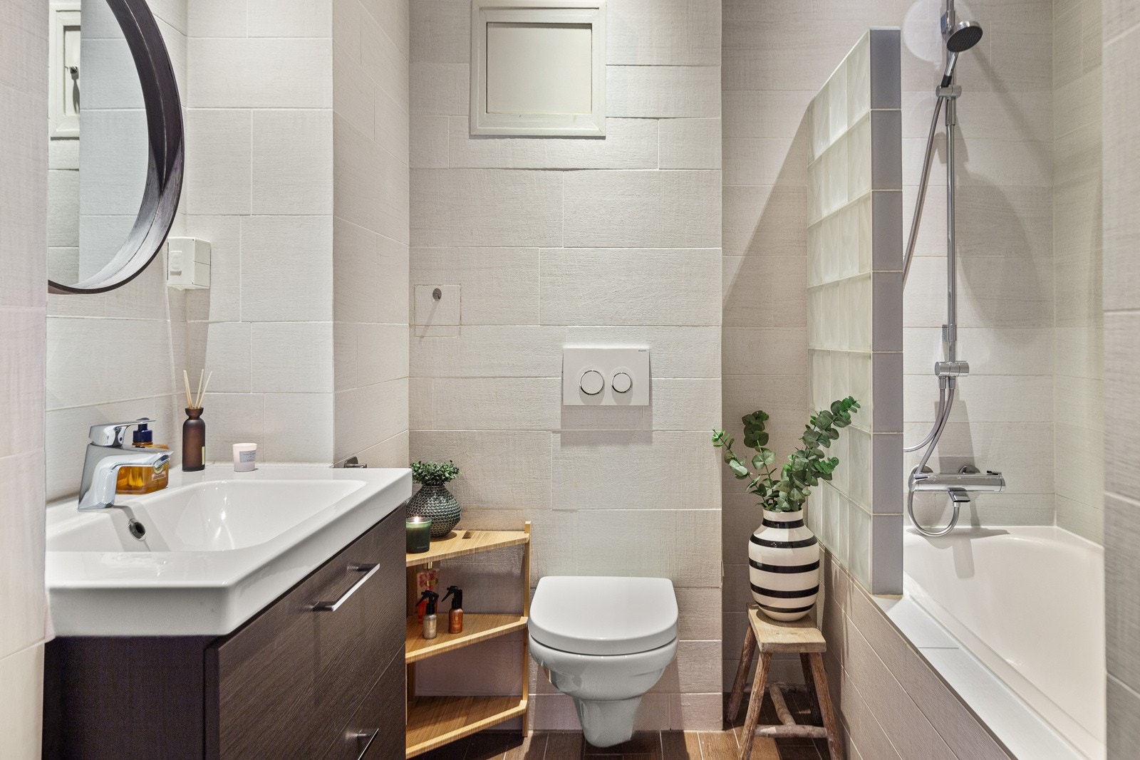 Moderne og stilfullt baderom, totalrehabilitert i 2012! Baderommet har flislagt gulv med behagelig gulvvarme og flislagte vegger, samt nedsenket himling med downlights Galleribilde