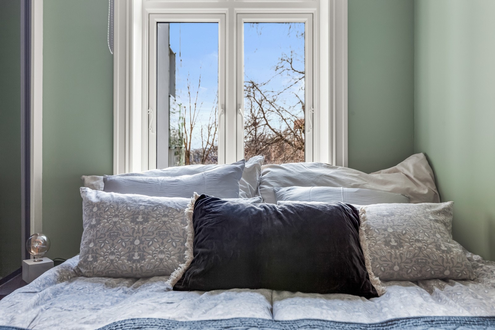 Soverommet vender ut mot rolig bakgård. Galleribilde