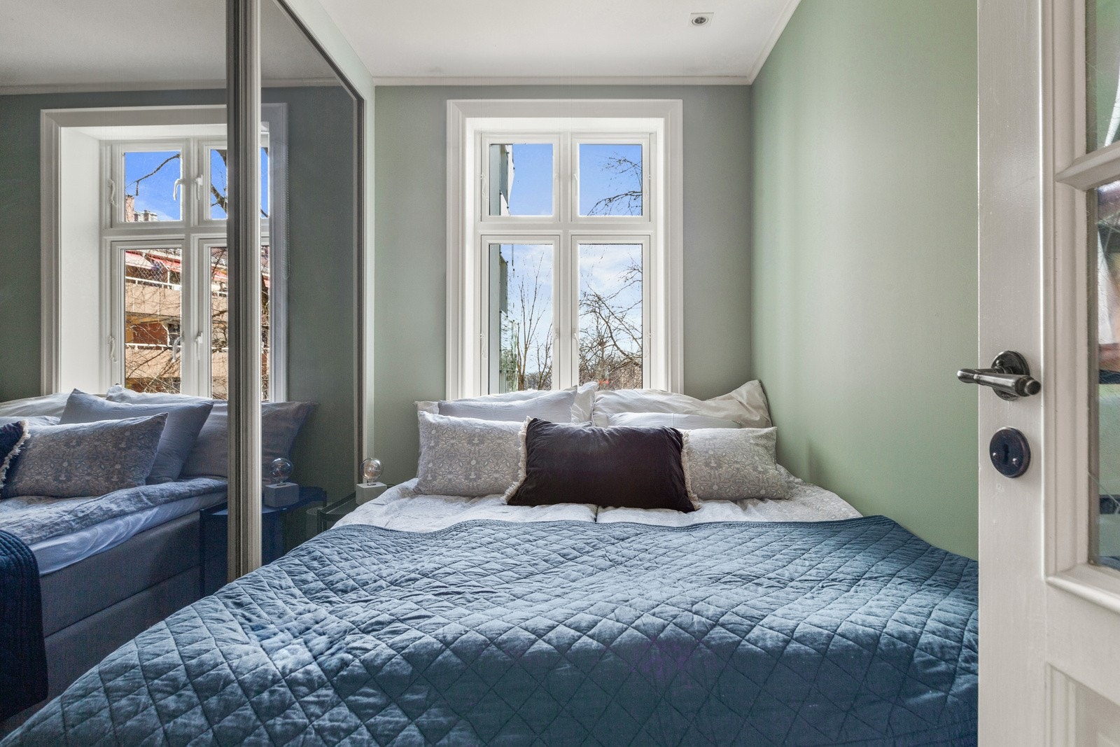 Romslig og praktisk hovedsoverom med god og naturlig plass til dobbeltseng Galleribilde