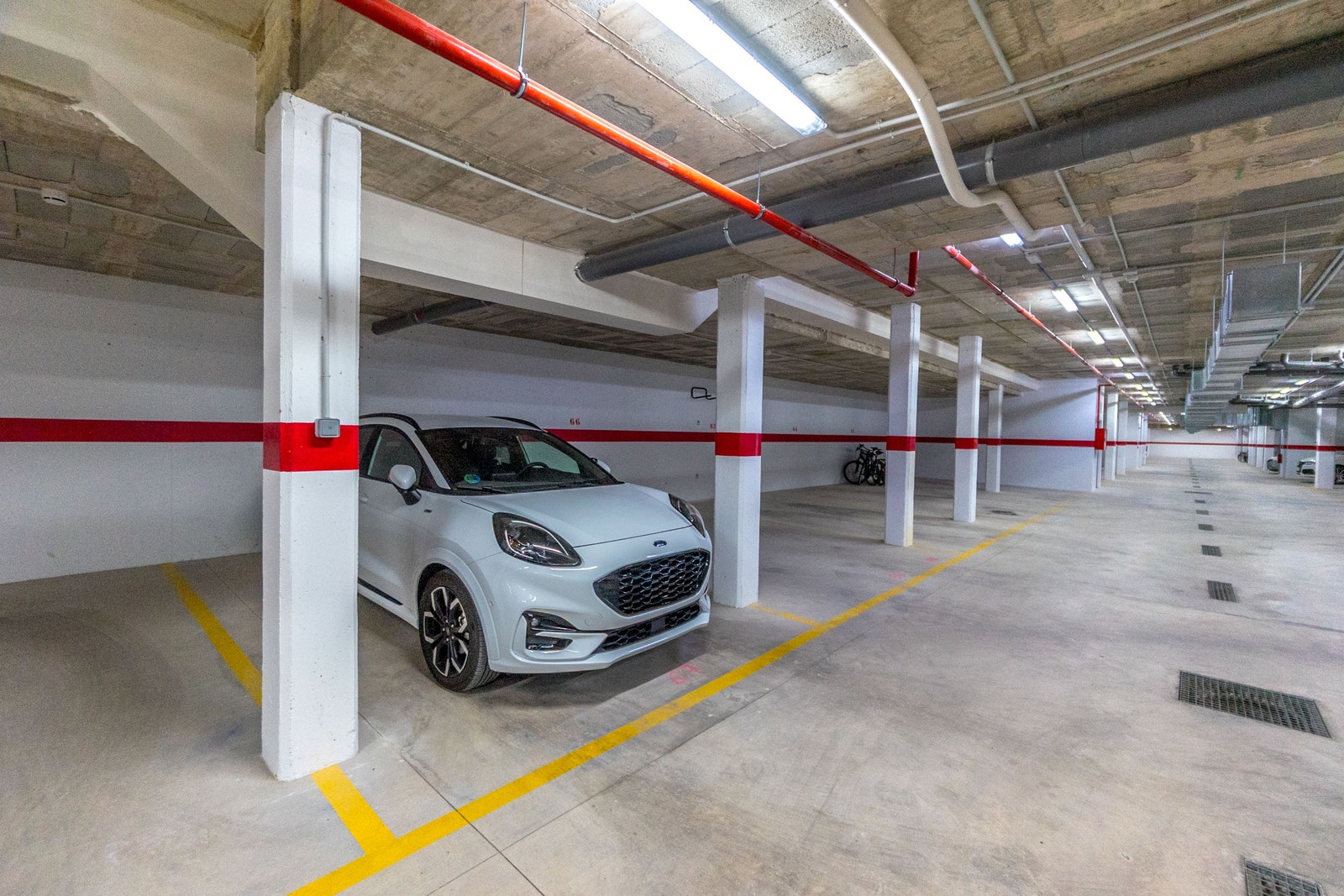 Privat parkering i kjeller Galleribilde