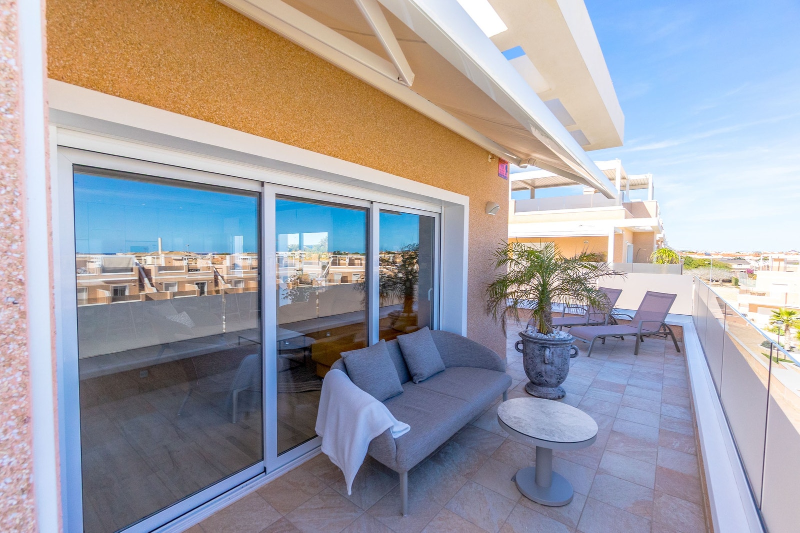 Terrassen utenfor stuen, men morgen sol Galleribilde