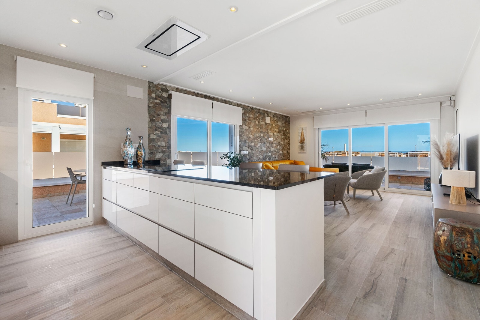 Stue med åpen kjøkken løsning Galleribilde