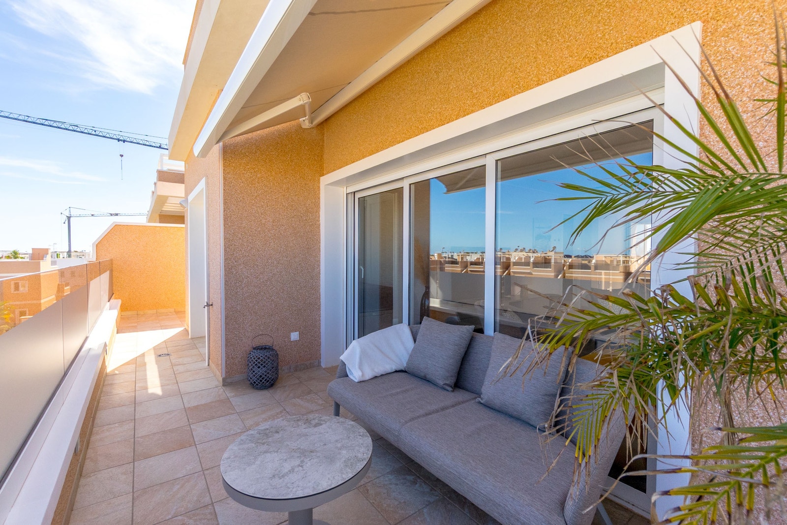 Terrassen utenfor stuen, med morgen sol Galleribilde