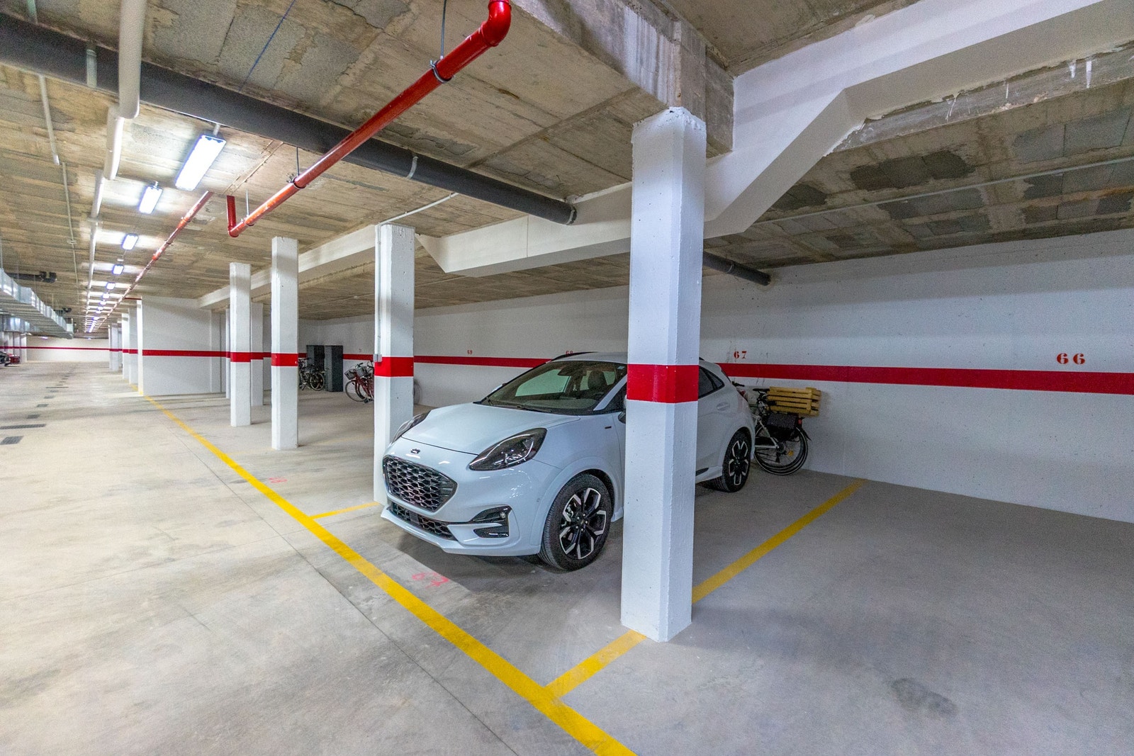 Privat parkering i kjeller Galleribilde