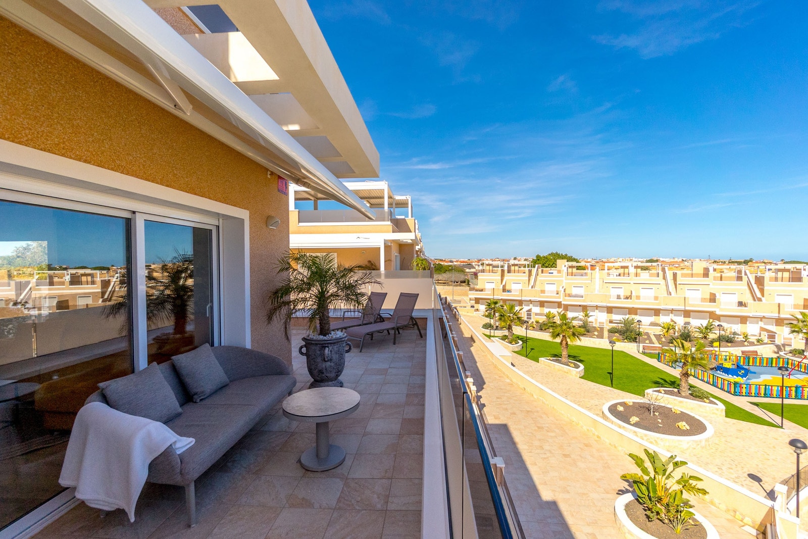 Terrassen utenfor stuen, med morgen sol Galleribilde