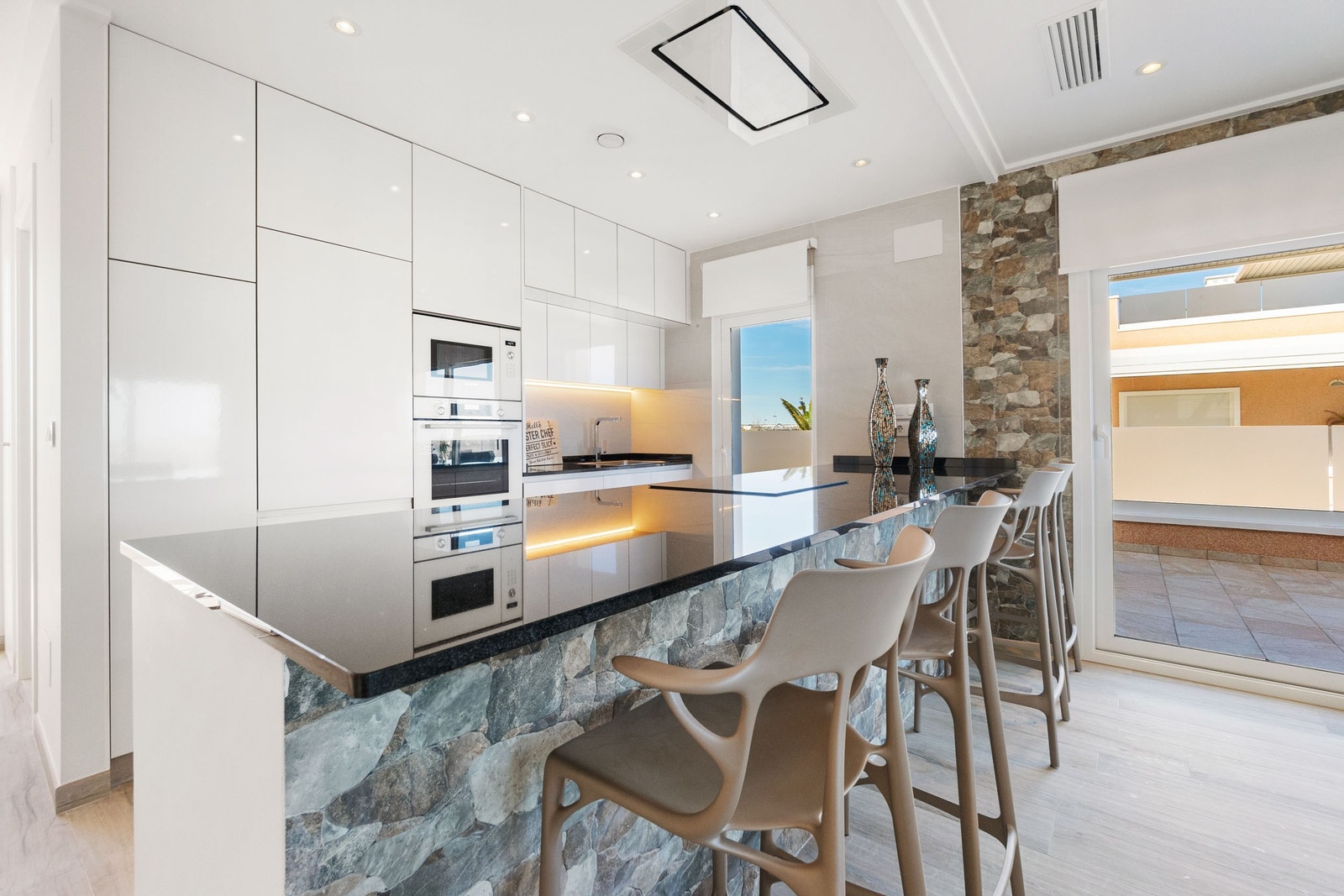 Stue med åpen kjøkken løsning Galleribilde