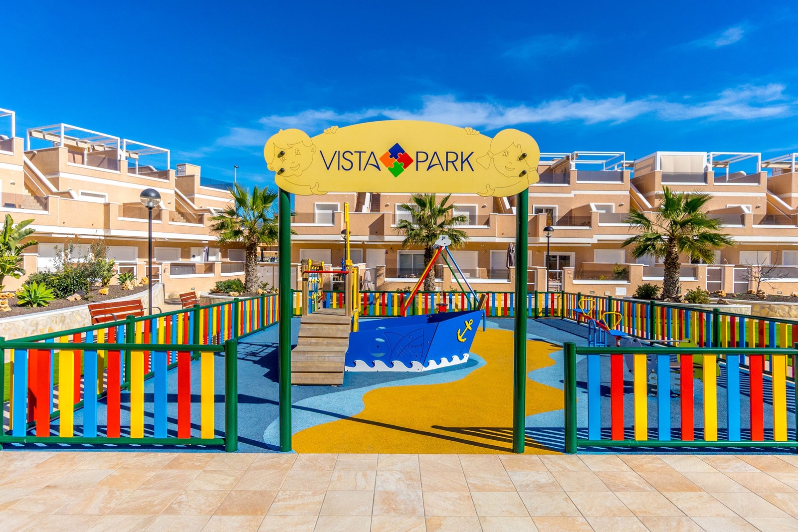 Lekeplass inne på lukket område Galleribilde