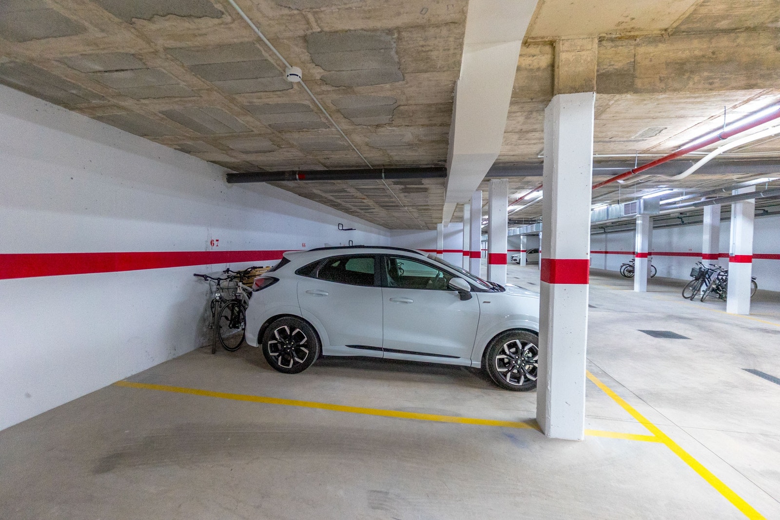 Privat parkering i kjeller Galleribilde