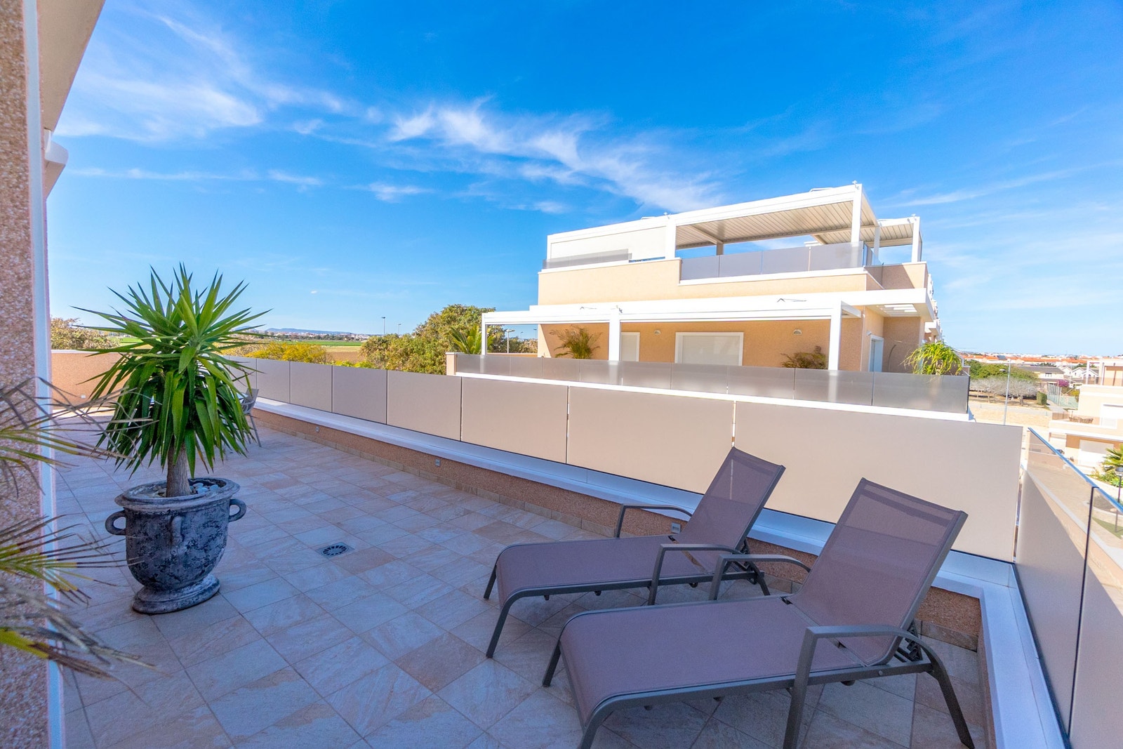 Terrasse på 1. plan Galleribilde