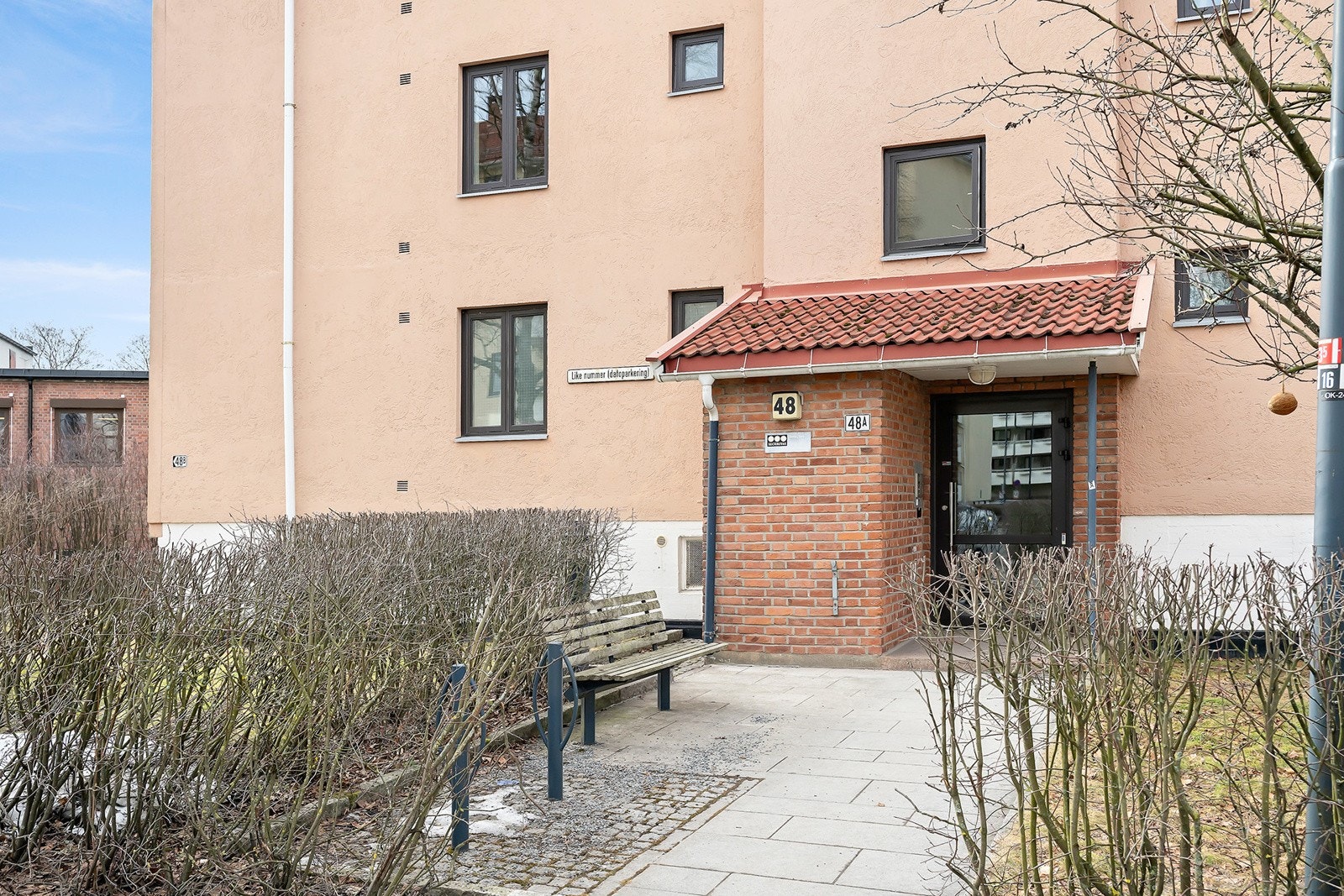 Trivelig inngangsparti i rolige og grønne omgivelser Galleribilde