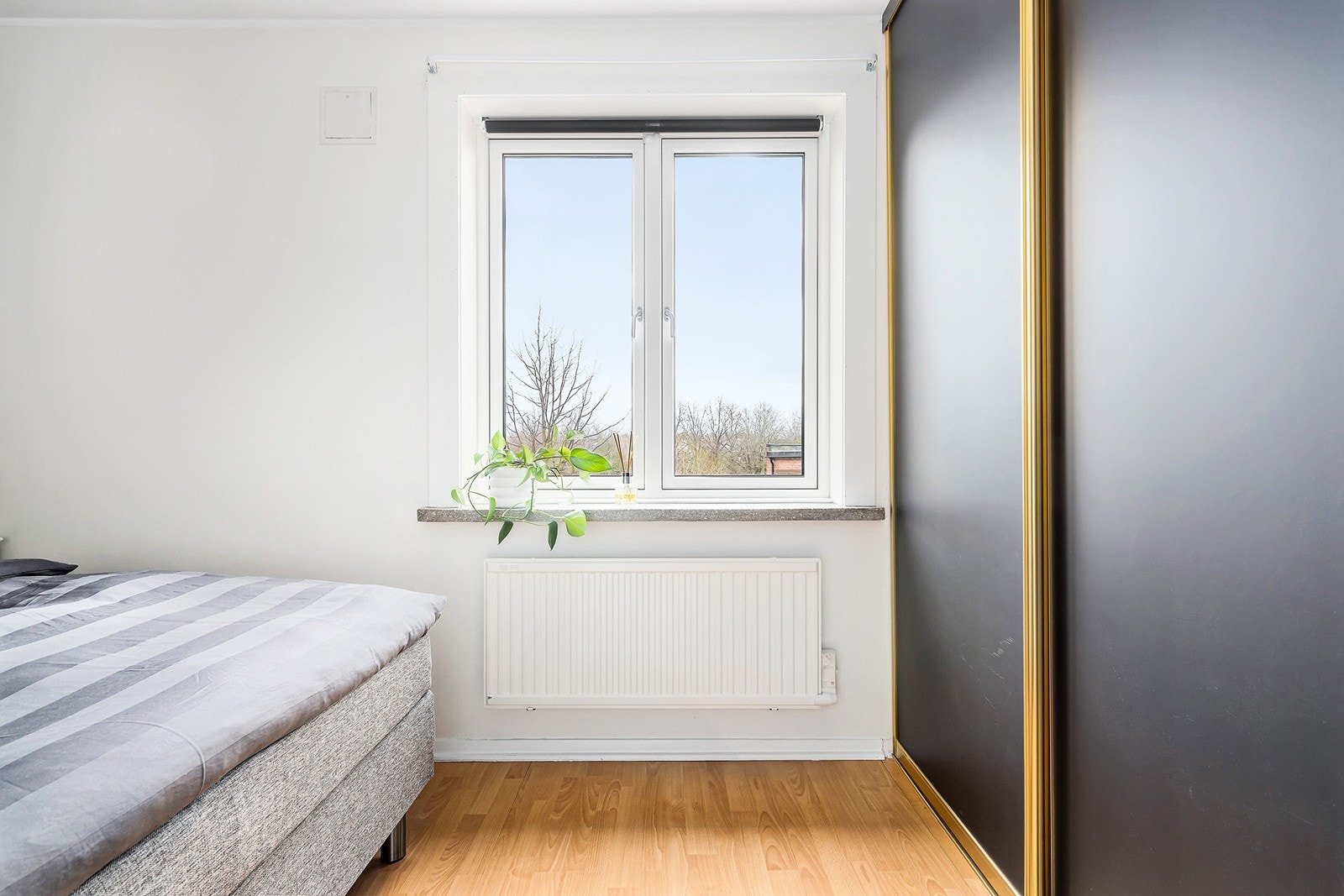 Soverommet har stor skyvedørsgarderobe Galleribilde