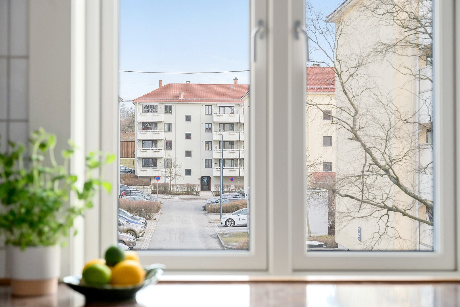 Trivelig utsyn fra kjøkkenvindu mot grønne pene friarealer - Leiligheten er gjennomgående og har vinduer fra to sider Galleribilde