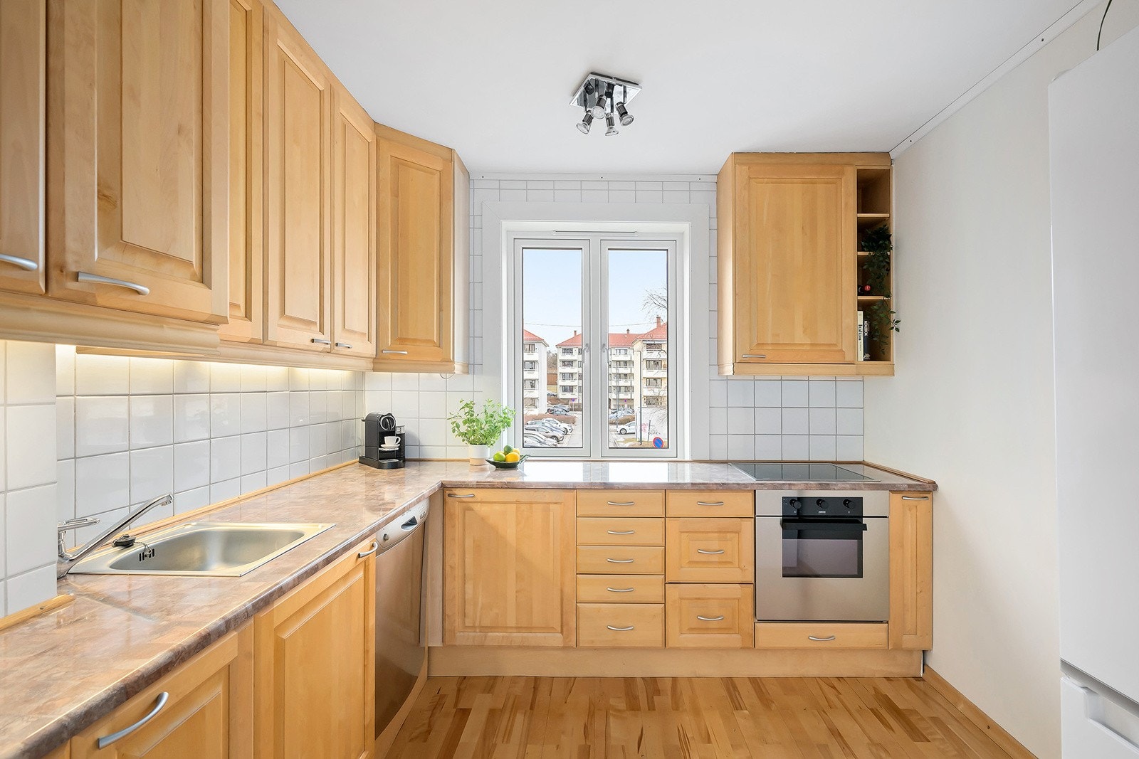 Trivelig kjøkken med mye skap - og benkeplass. Galleribilde