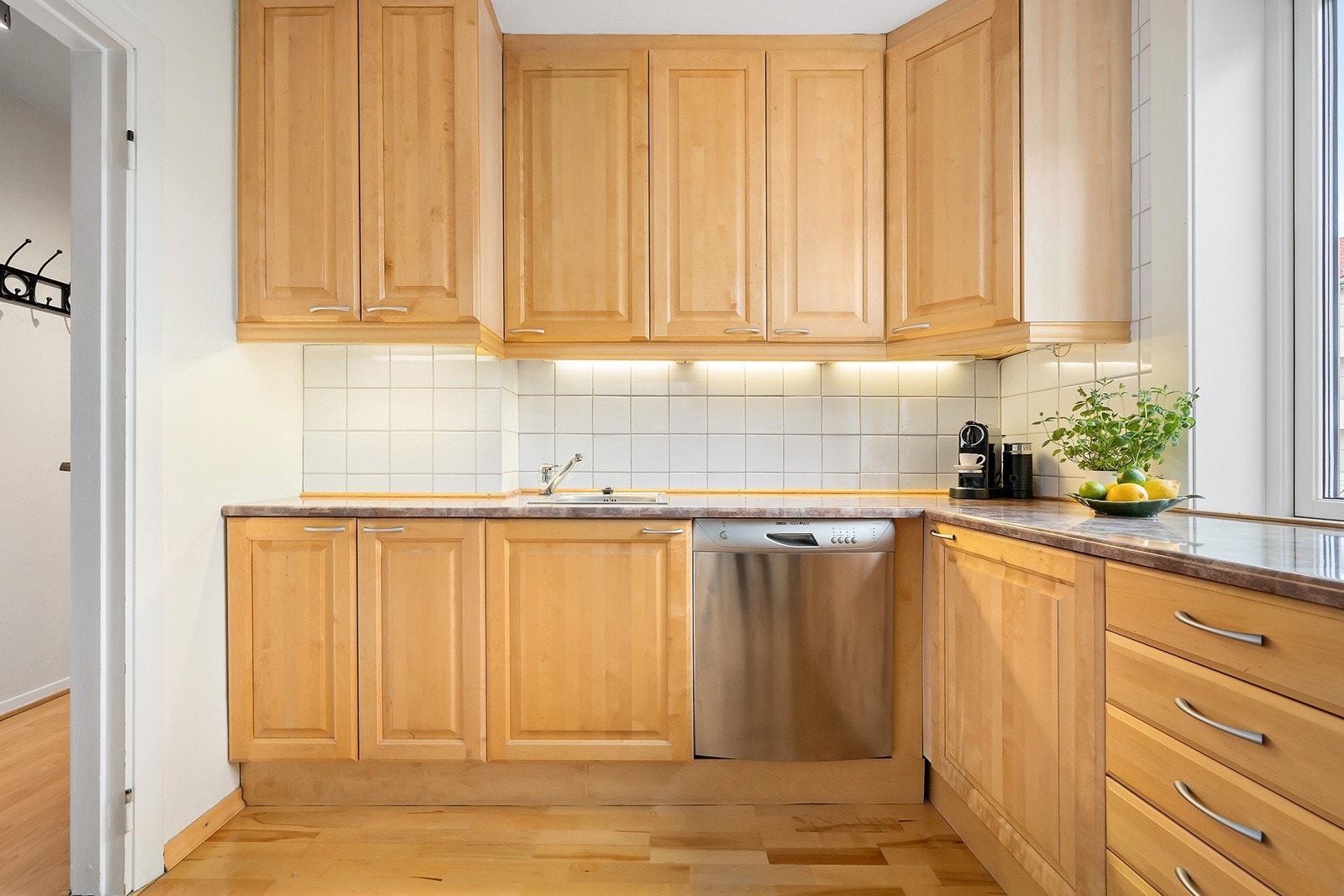 Kjøkkenet har godt med skap- og benkeplass og opplegg til oppvaksmaksin Galleribilde